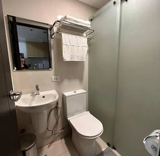 New & Spacious Unit In Qc W/ Wifi & Netflix Apartment